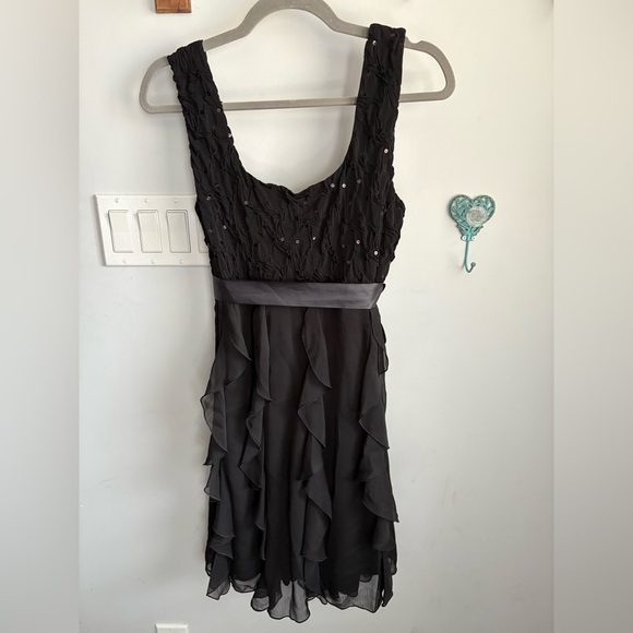 Elegant Black Sleeveless Dress - Picture 4 of 5